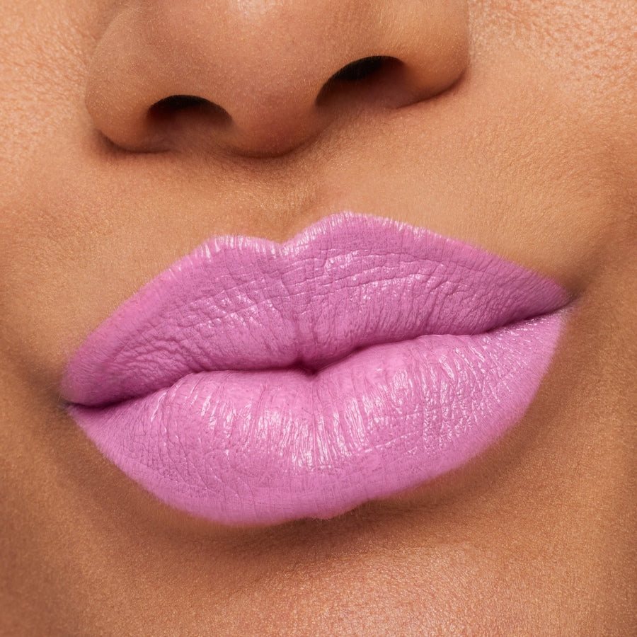 M·A·CXIMAL SLEEK SATIN LIPSTICK - Finish satinato, idrata le labbra, colore ricco di pigmenti e confortevole