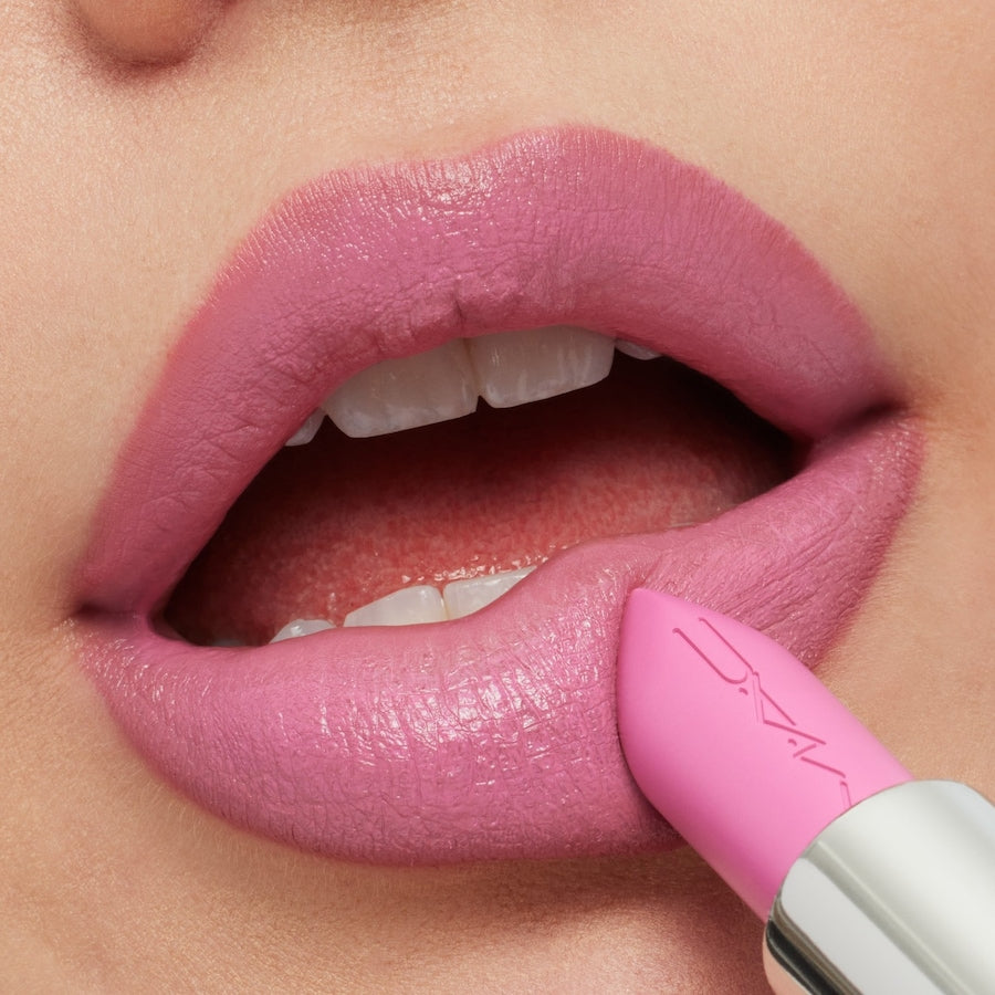 M·A·CXIMAL SLEEK SATIN LIPSTICK - Finish satinato, idrata le labbra, colore ricco di pigmenti e confortevole
